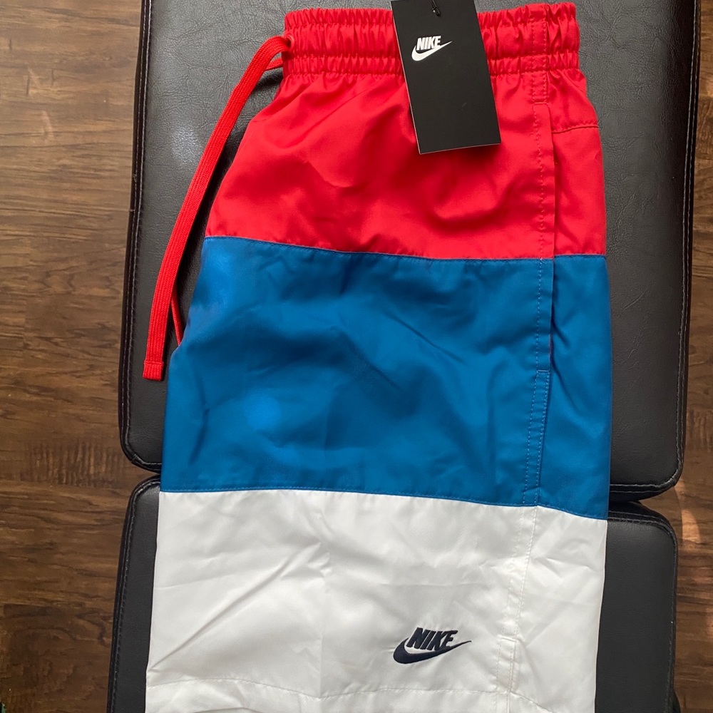 Men's Woven Shorts
Nike Sportswear City Edition